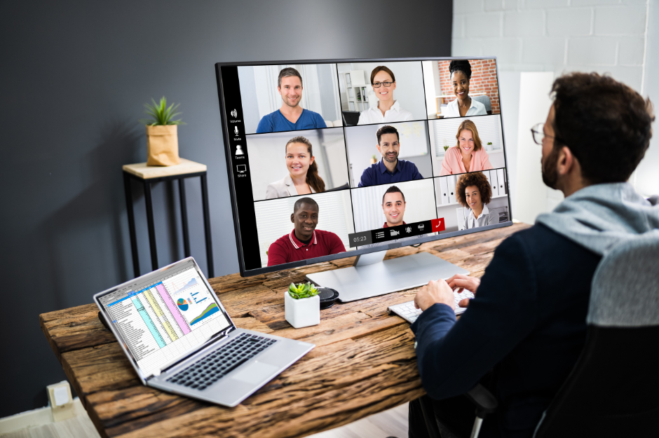 Person nimmt an einem Online-Meeting mit mehreren Teilnehmern über Videokonferenz teil.