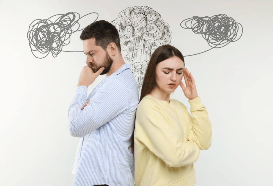 Ein Mann und eine Frau stehen Rücken an Rücken mit verschränkten Armen und nachdenklichen Gesichtsausdrücken, über ihren Köpfen sind gezeichnete Symbole für mentale Belastung zu sehen.
