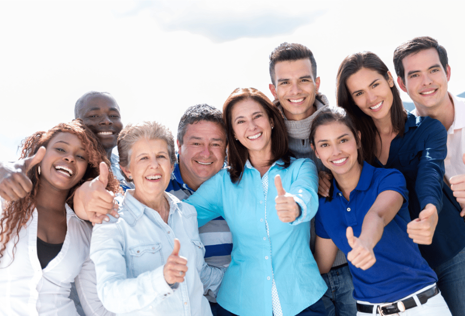 Zehn fröhliche Menschen stehen eng beieinander im Freien und zeigen Daumen hoch als Zeichen von Zusammenhalt und positiver Stimmung.